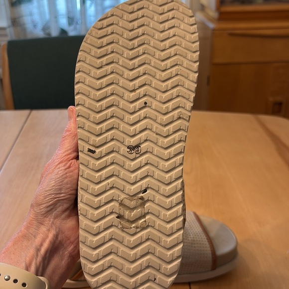 Patrizia Bonfanti cream and brown sandal with Velcro close ankle strap. Size 8.5 - Picture 8 of 10